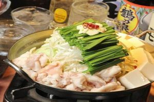 一度食べたら忘れられない味です。女性に人気のもつ鍋。野菜ともつのコラボレーションを是非！<br />
<br />
【博多・牛もつ鍋】<br />
1人前 888円(税込) ～※2人前より